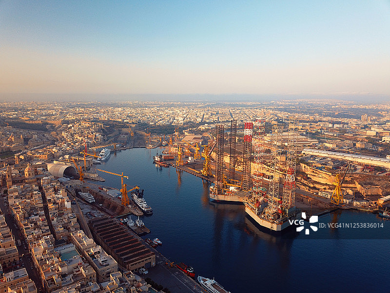 船厂的钻井平台鸟瞰图片素材