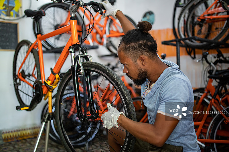 技工调整自行车车轮图片素材