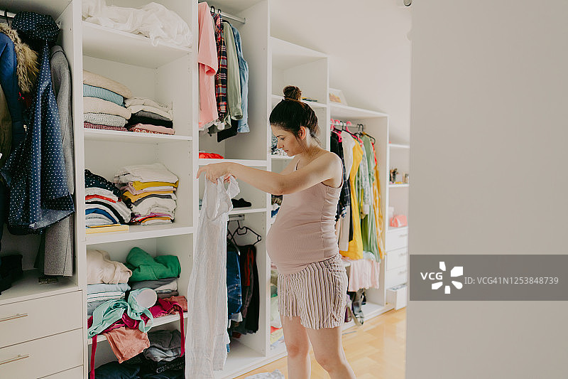 孕妇整理衣柜图片素材