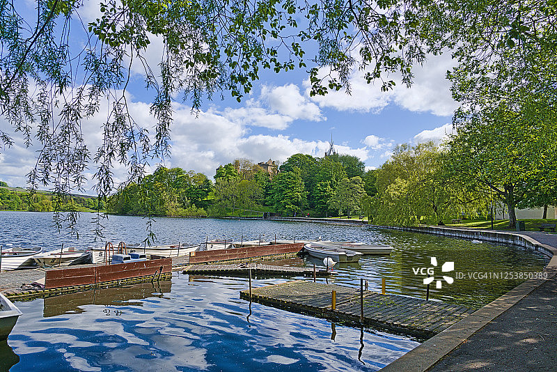 阳光明媚的利斯戈湖，眺望古老的宫殿，英国苏格兰中部图片素材