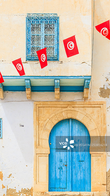 带有突尼斯国旗的房屋建筑外观图片素材