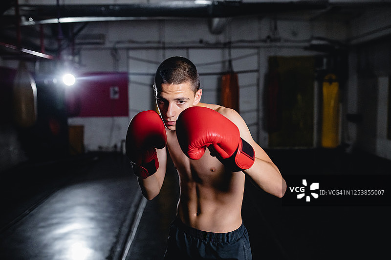 训练中的青少年拳击手图片素材