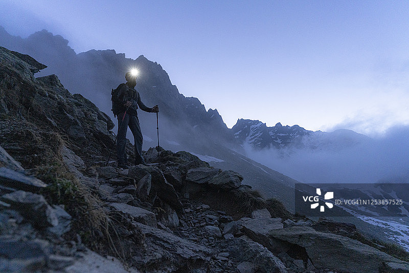 徒步旅行者在意大利瓦尔马伦科欣赏夜间山景图片素材