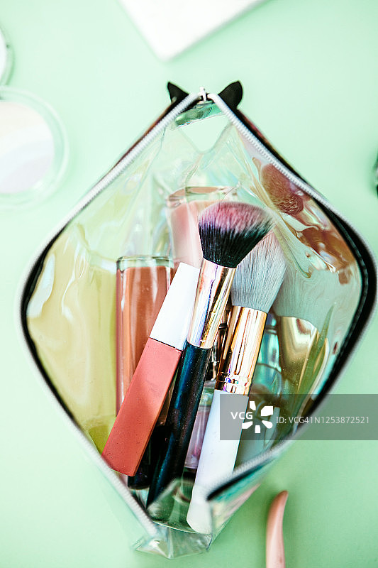 化妆包及周围美妆用品俯视图图片素材