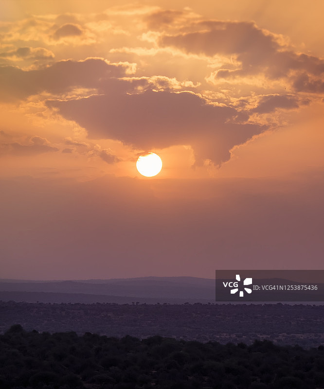 肯尼亚安博塞利紫色层叠的橙色日出图片素材