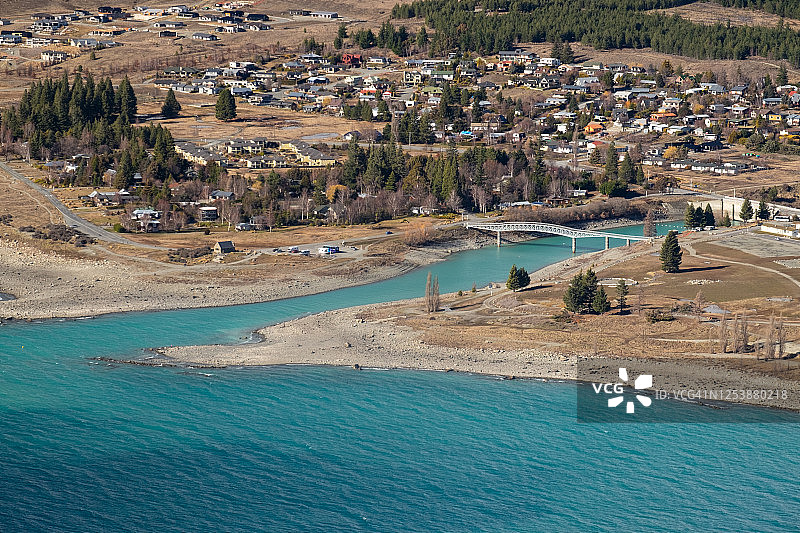 蒂卡波湖的蓝色湖水图片素材
