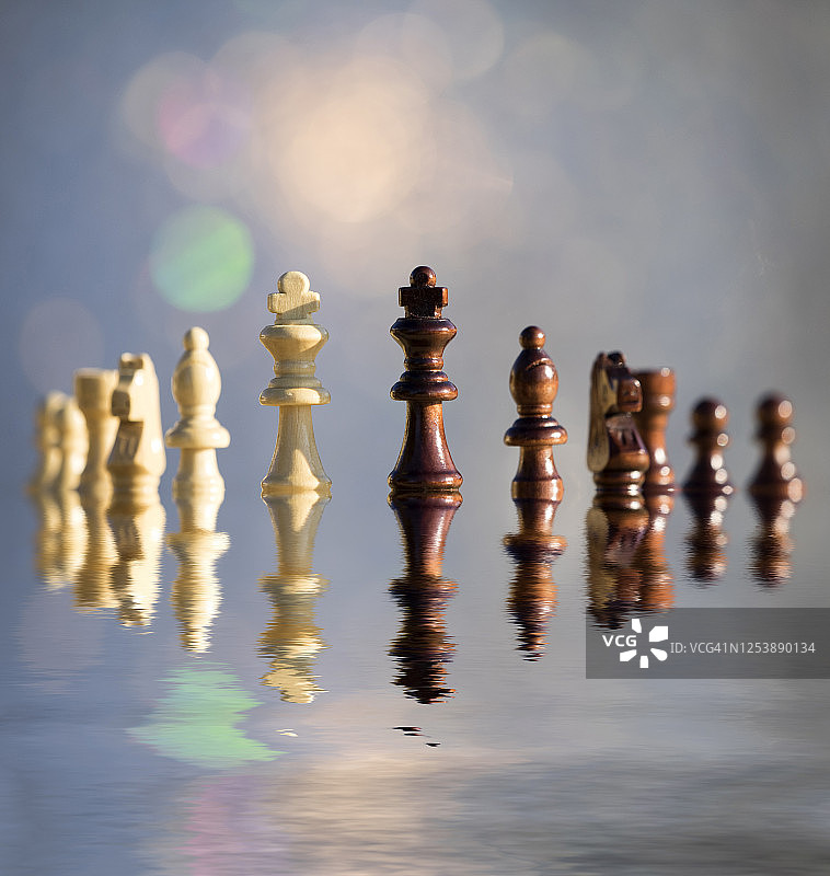 阳光照耀下水面上的黑棋图片素材