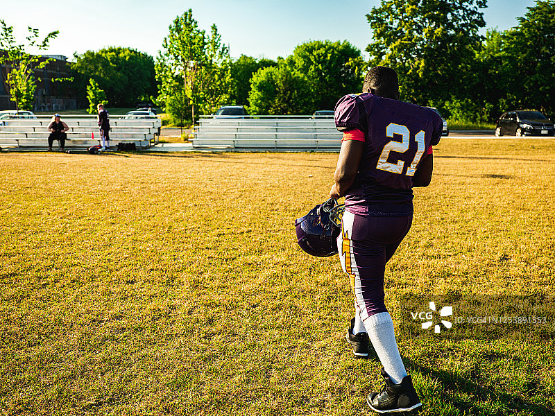 比赛中疲惫的青少年足球运动员图片素材