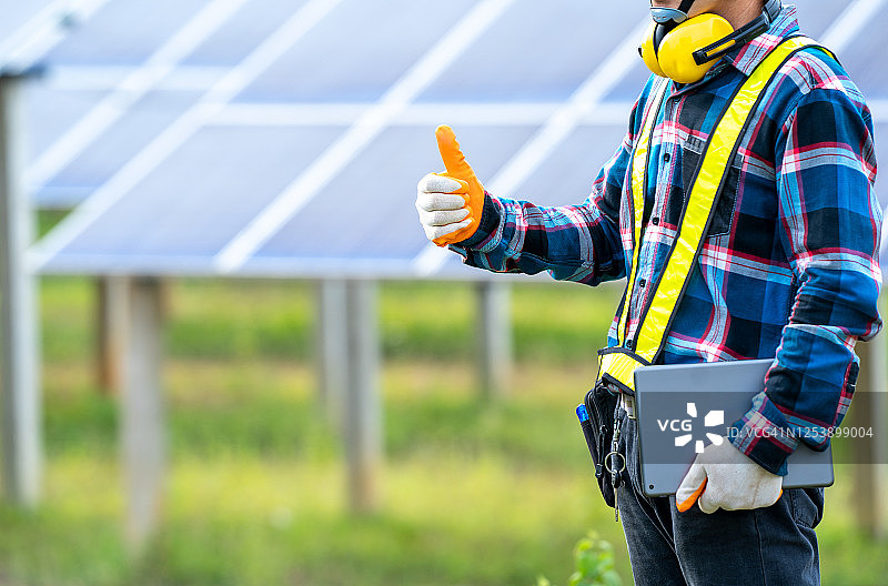 工程师在太阳能发电厂检查和维护图片素材