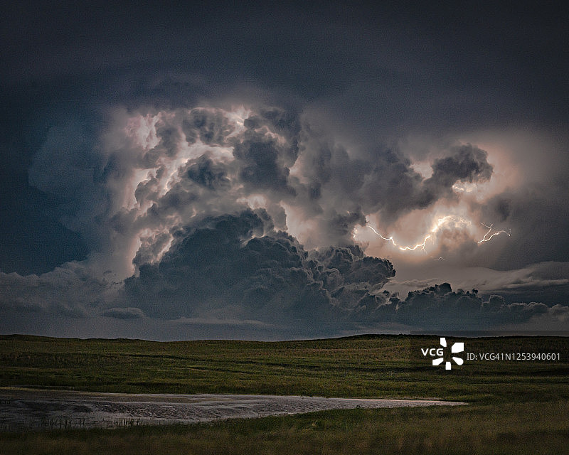 大平原上的闪电图片素材