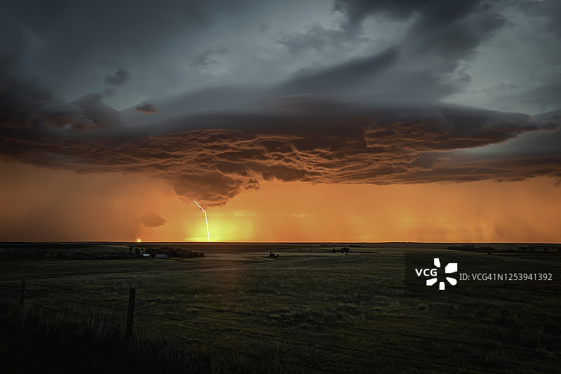 大平原上的闪电和雷声图片素材