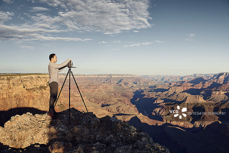 男子拍摄美国大峡谷图片素材