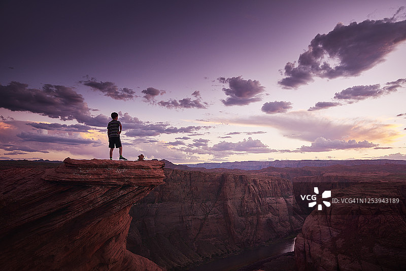 男孩俯瞰马蹄湾图片素材