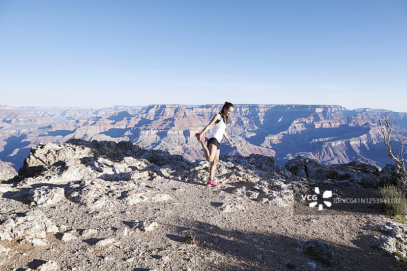 女孩在科罗拉多大峡谷慢跑图片素材