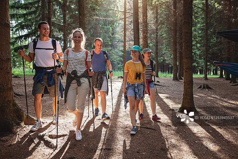 春季徒步旅行图片素材