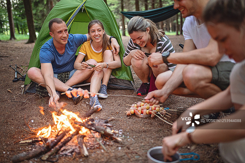 与朋友露营图片素材