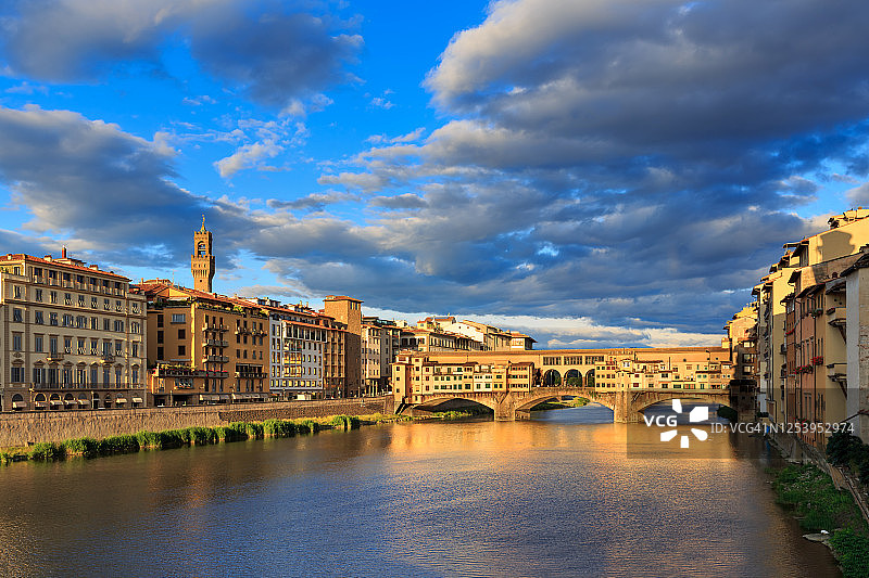 意大利佛罗伦萨老桥和阿诺河全景图片素材