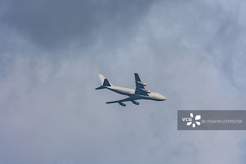飞机在神奈川县的晨空中飞行图片素材