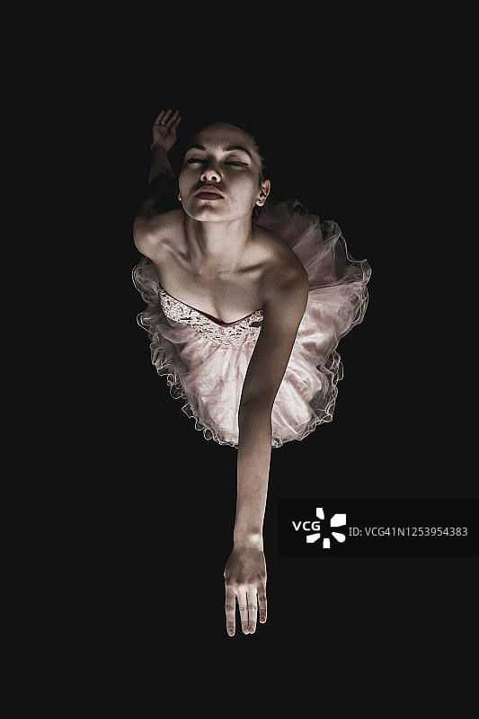 闭眼表演的芭蕾舞女演员图片素材
