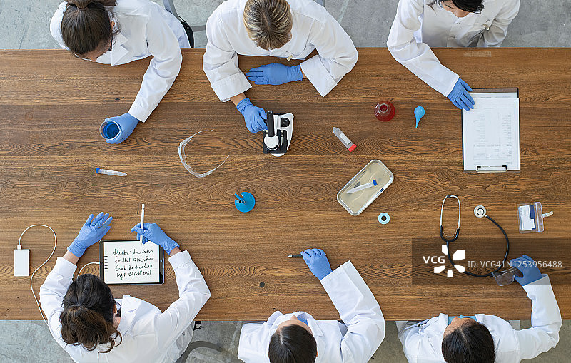 伪实验室环境中科学家的航拍图片素材