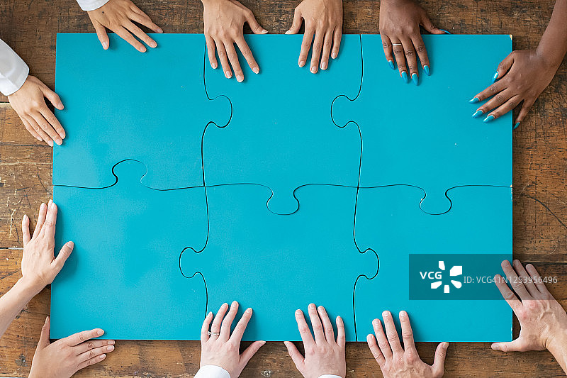 医疗专业人员拼装大型拼图的航拍视角图片素材