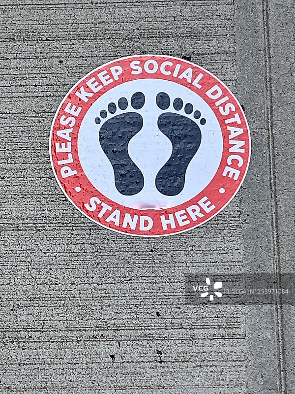 新冠疫情期间贴在人行道上的信息标牌图片素材