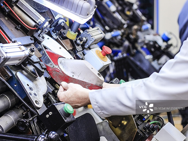 现代化机器工业化生产女鞋图片素材