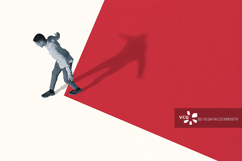 年轻男人从红色走到白色图片素材