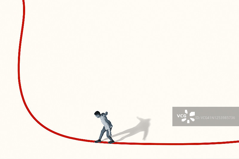 年轻男人在鲜艳的红线上行走图片素材