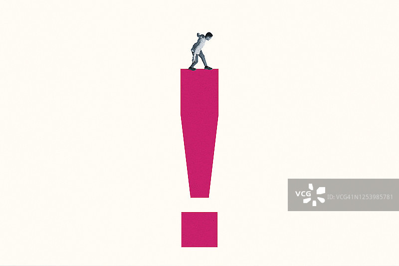 站在粉色感叹号上的年轻男人图片素材