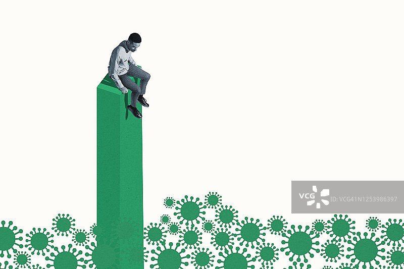 站在绿色柱子上看着冠状病毒的害怕男人图片素材