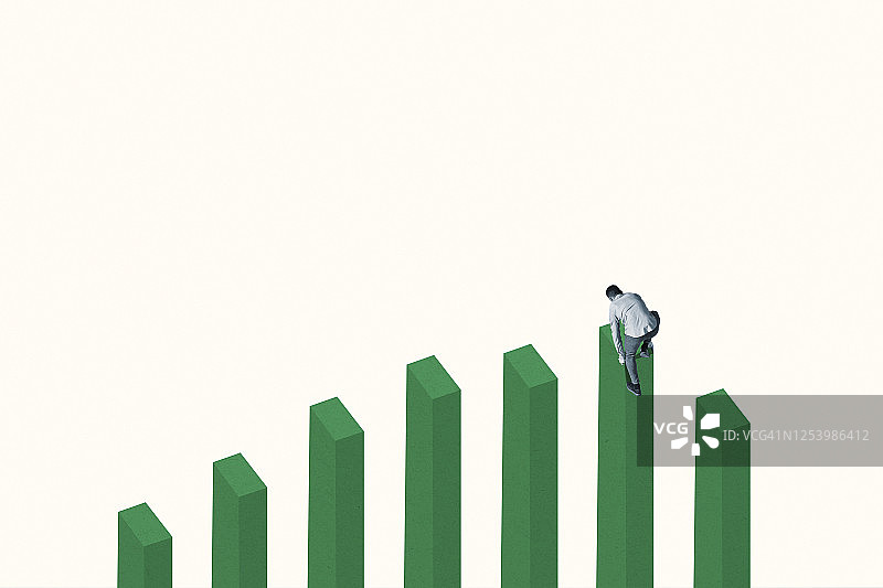攀爬绿色条形图的年轻男人图片素材