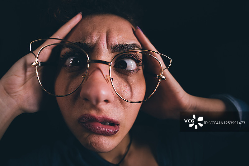 在黑暗中做鬼脸的女人图片素材