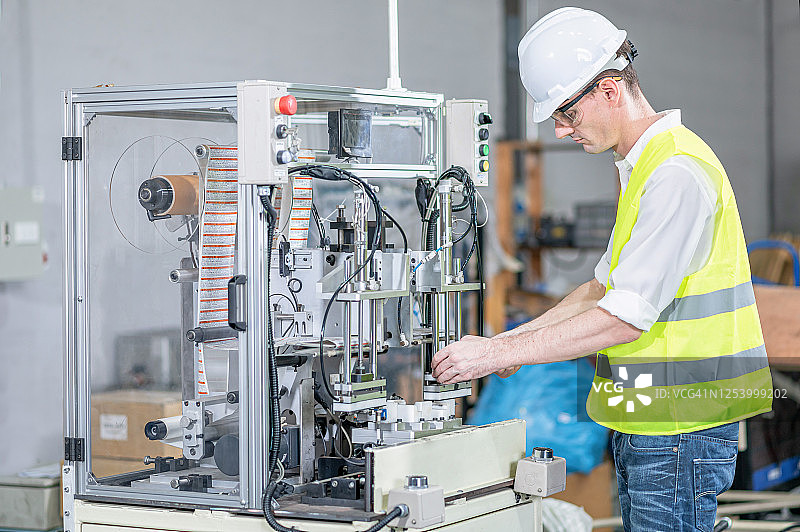 机械工程师在工厂检查机器图片素材