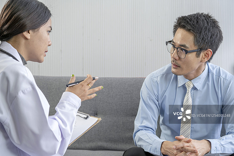 在医生办公室里情绪低落的年轻男子图片素材