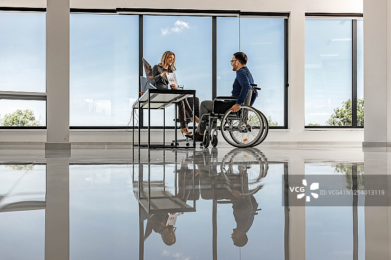 快乐的商业同事在办公室分析报告图片素材