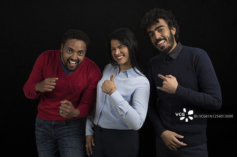 男女站在一起的肖像图片素材