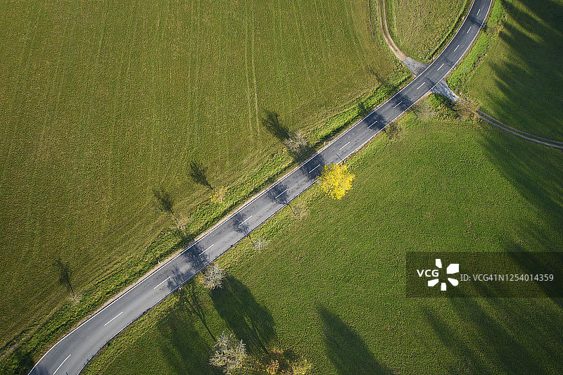 乡间公路和秋季景观的航拍视角图片素材