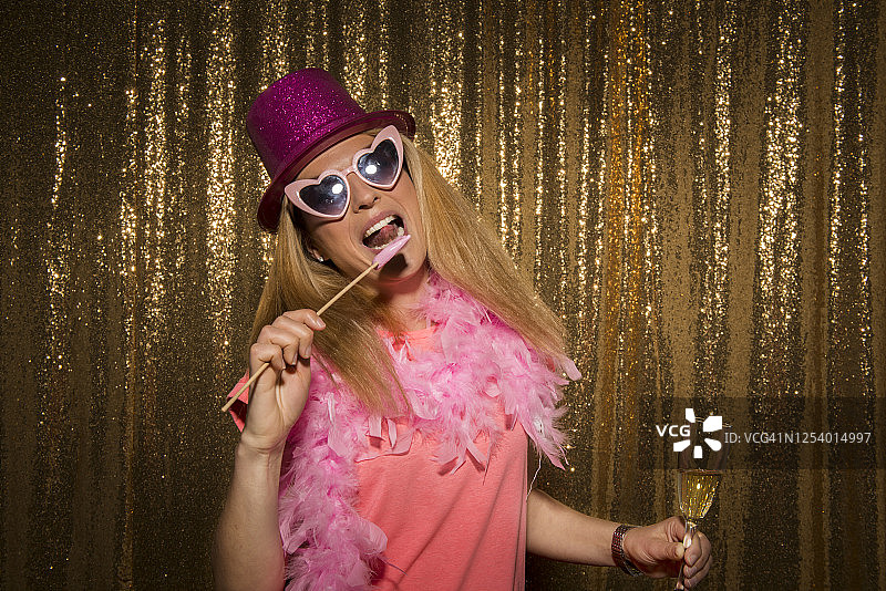 站在金色背景前的中年女人肖像图片素材