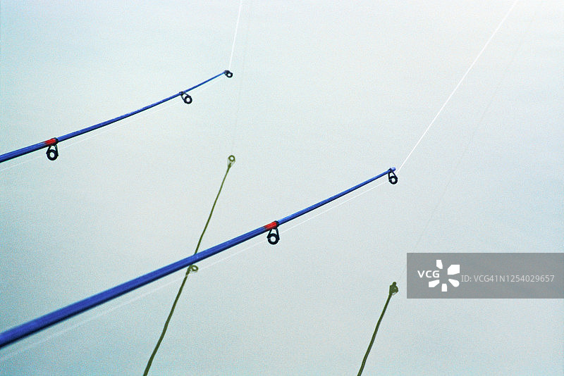 水中倒映的钓鱼竿图片素材