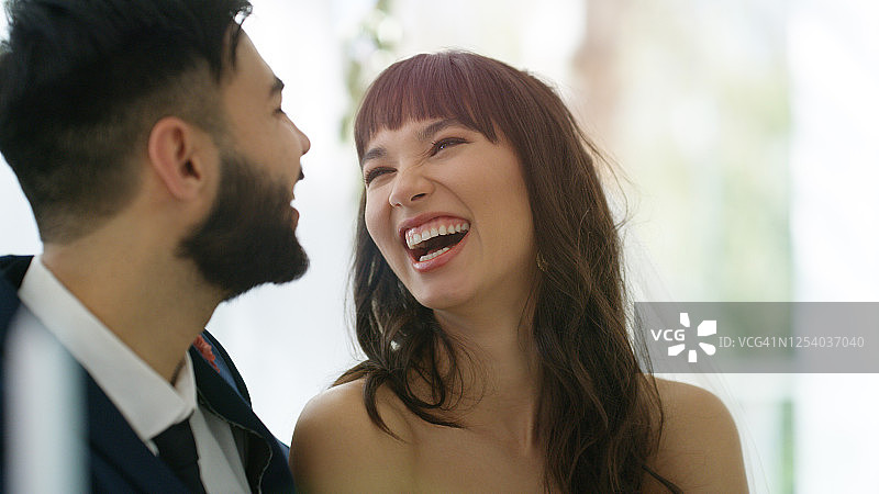 嫁给让你笑的人图片素材