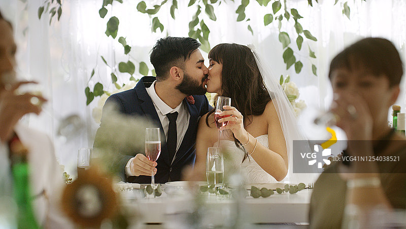 婚姻的第一条规则：保持亲吻图片素材