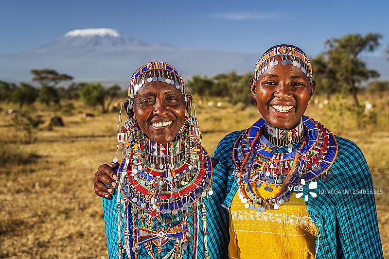 快乐的非洲女性，背景是乞力马扎罗山，肯尼亚，东非图片素材