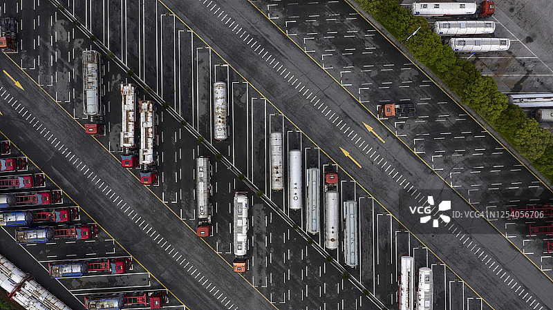 停车场内的油罐车图片素材
