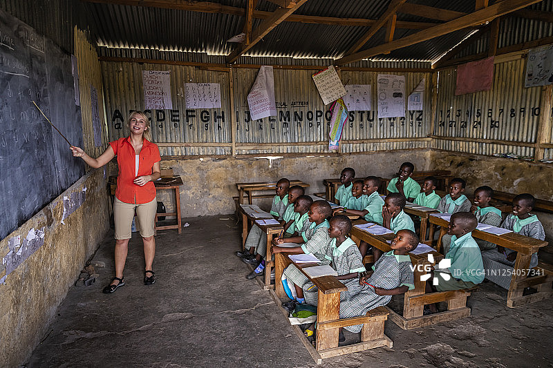在肯尼亚马赛马拉禁区附近的学校里做志愿教学图片素材