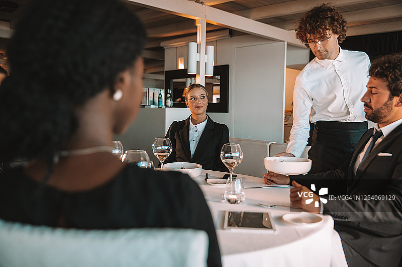 商务人士在豪华餐厅用餐图片素材