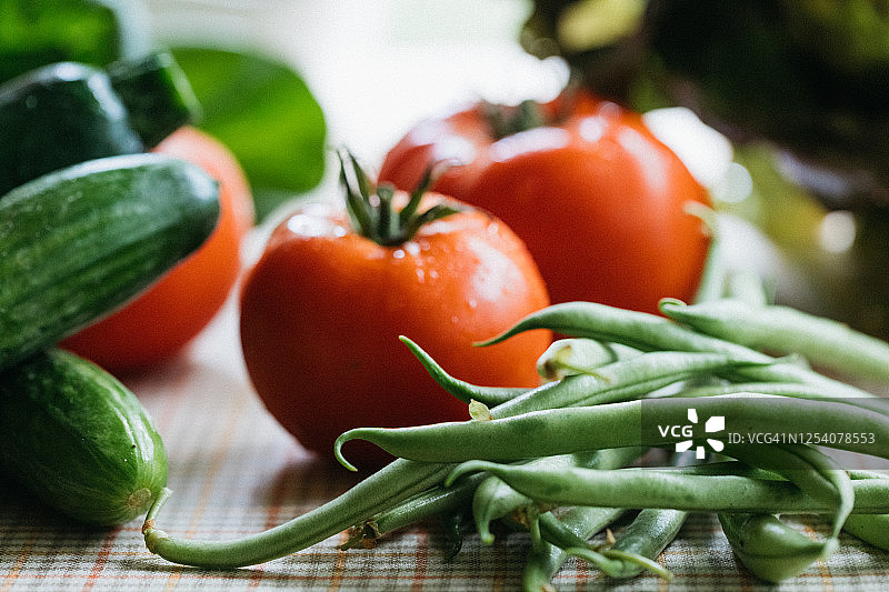 新鲜采摘的蔬菜特写，用于制作沙拉图片素材