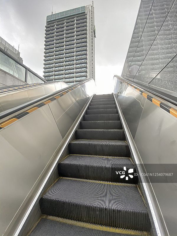 地铁站出口处的高大建筑物图片素材