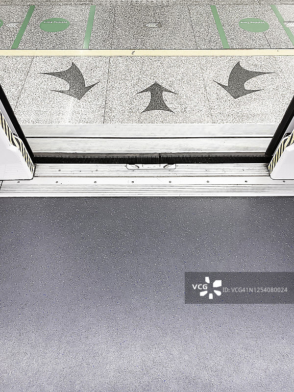 地铁列车门开启图片素材