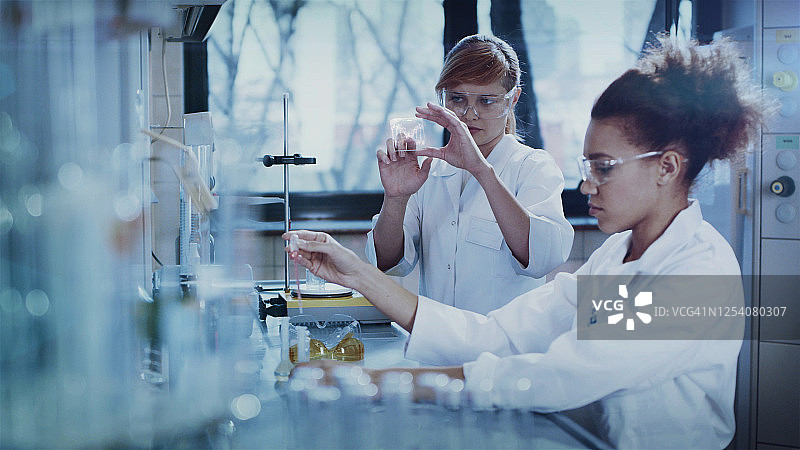 不同种族女性团队研究DNA突变，使用虚拟触摸屏图片素材